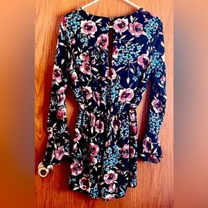 Everly brand jumper. Silk/satin/poly long sleeves that bell at hands shorts